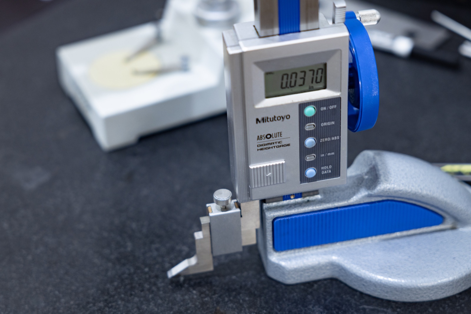 Dimensional inspection of a machined part with a precision gauge